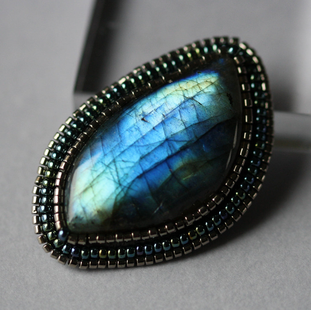 Broche brodée, labradorite