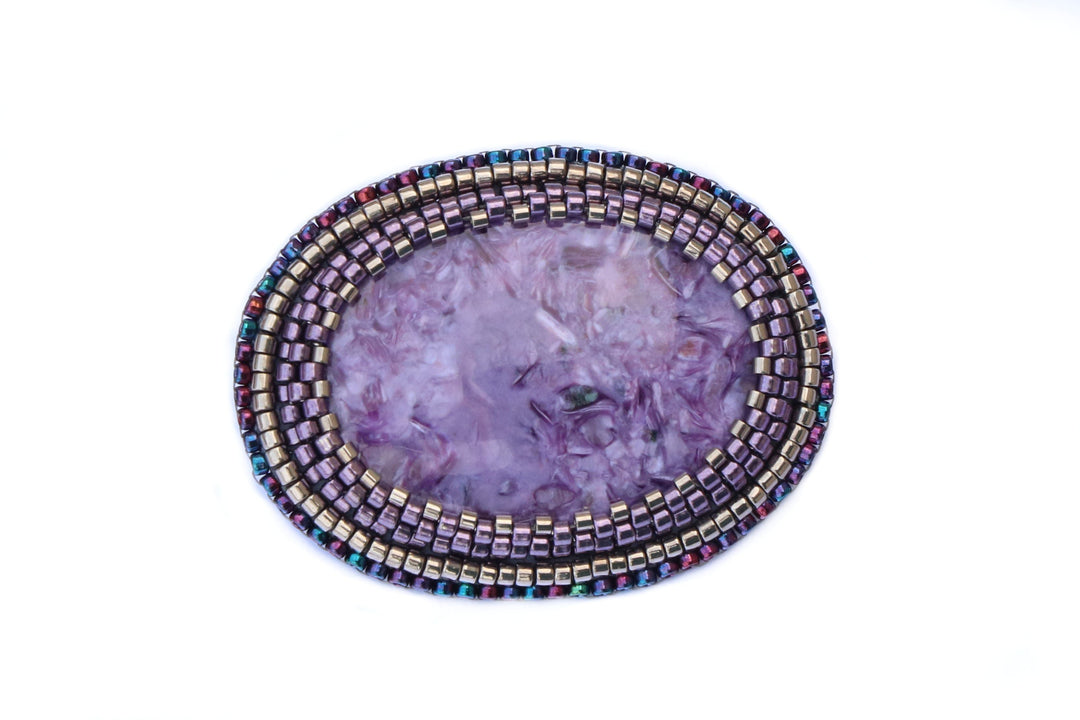 Broche brodée, charoite