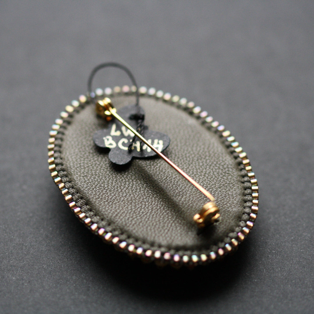 Broche brodée, rhyolite, vert/bronze