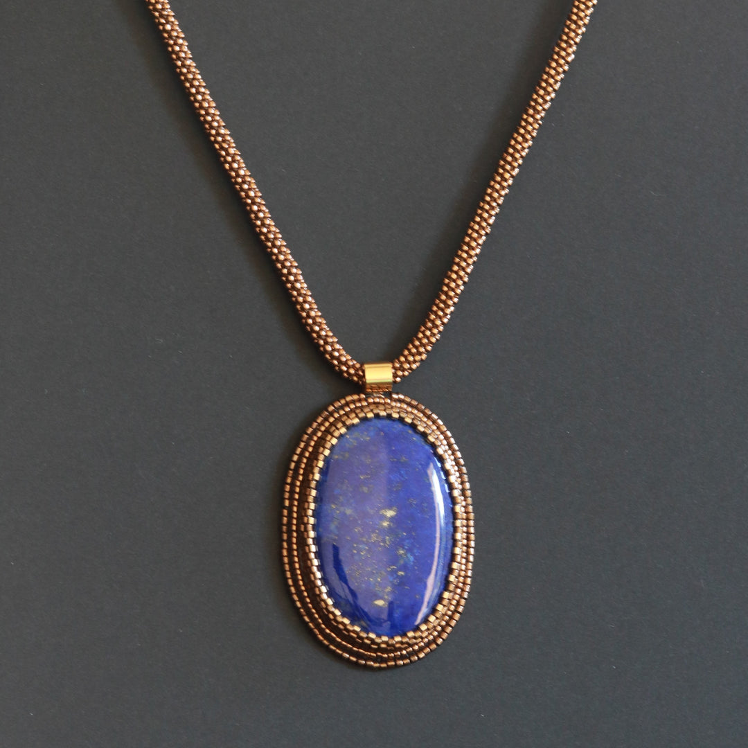 Bestickte Halskette mit Lapislazuli CLB8
