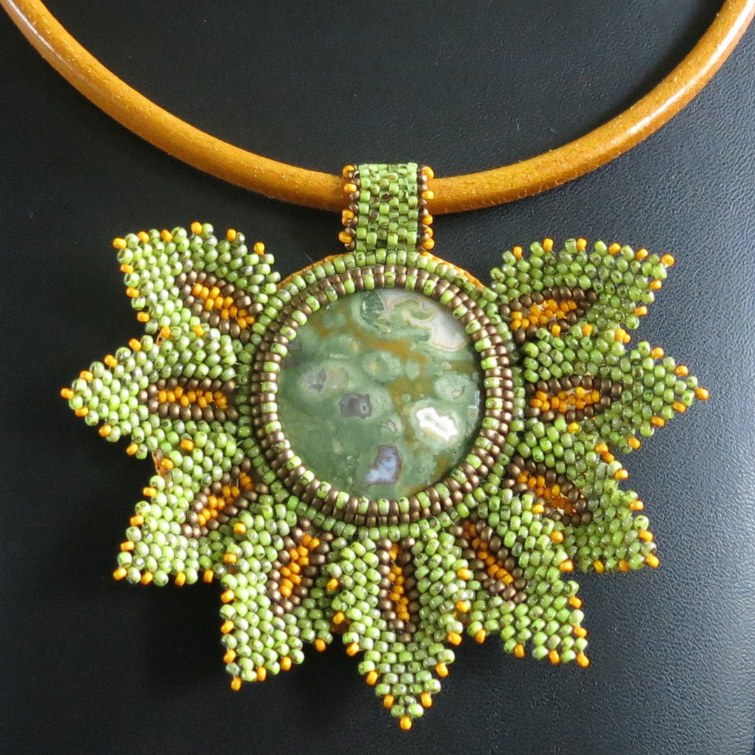 Bestickte Halskette mit Rhyolith-Jaspis