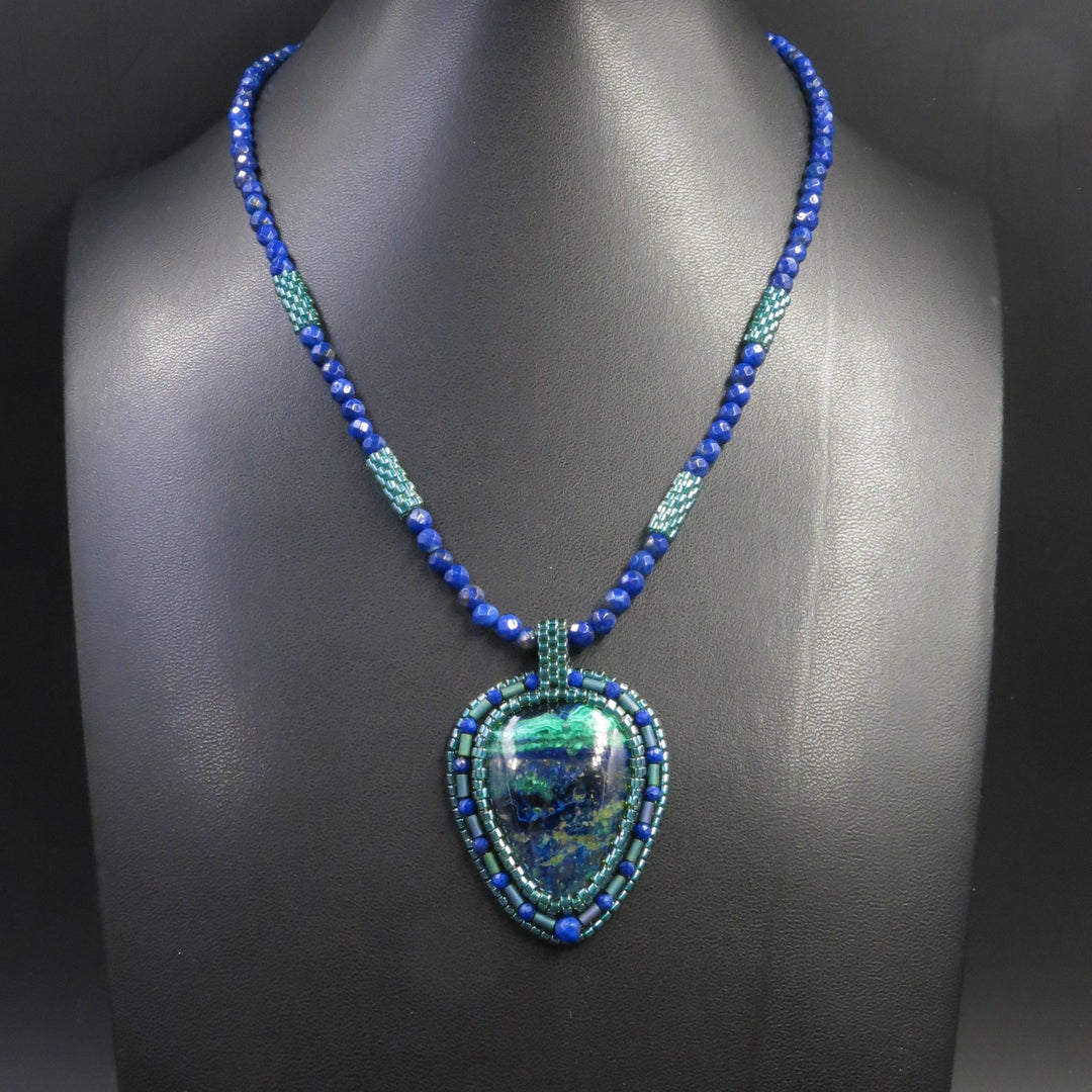 Bestickte Halskette mit Azurit, Malachit und Lapislazuli