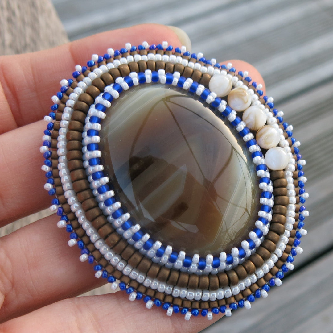 Broche brodée, agate, marron bleu