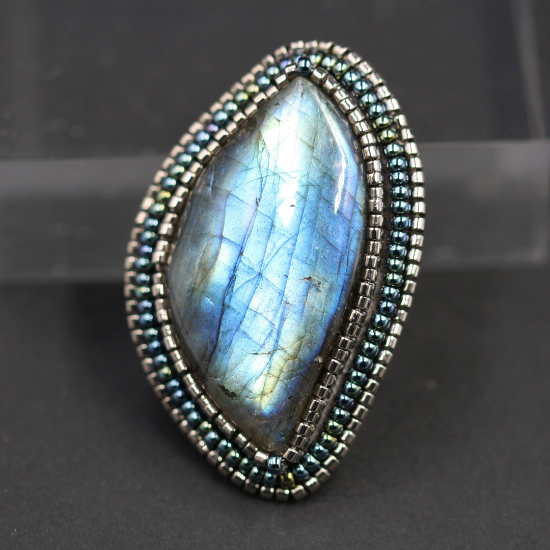 Broche brodée, labradorite