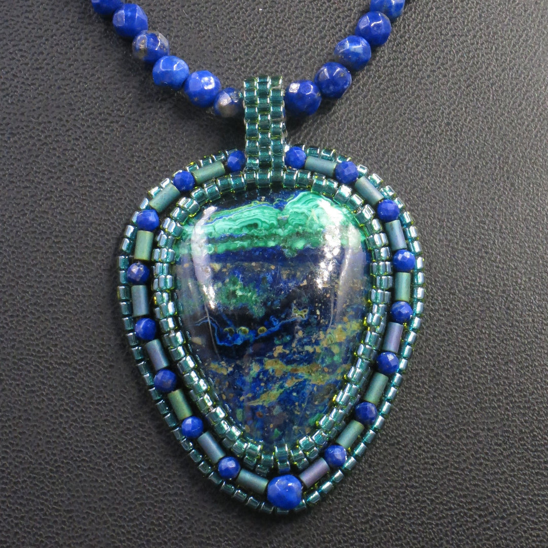 Bestickte Halskette mit Azurit, Malachit und Lapislazuli