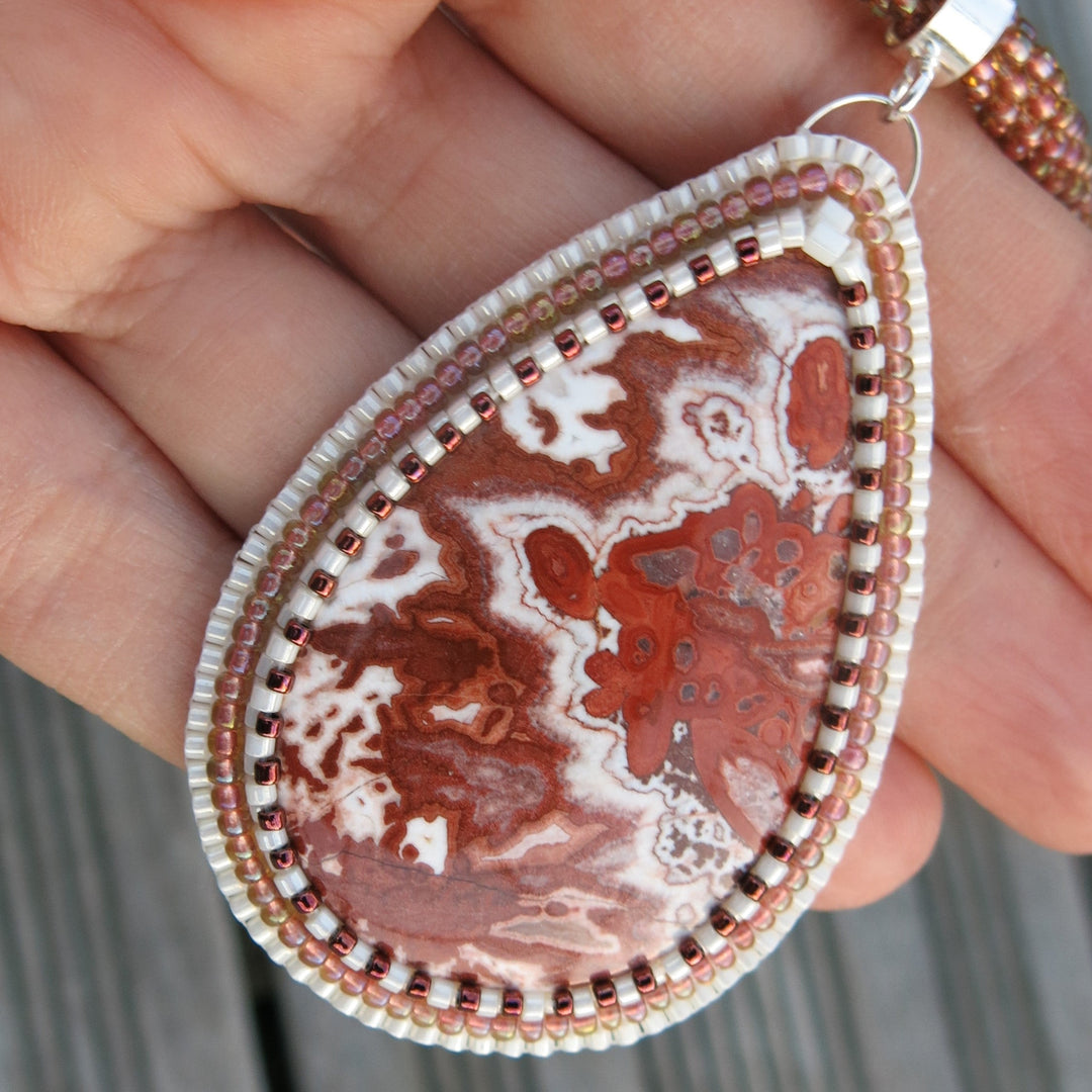 Bestickte Halskette mit Crazy Lace Achat