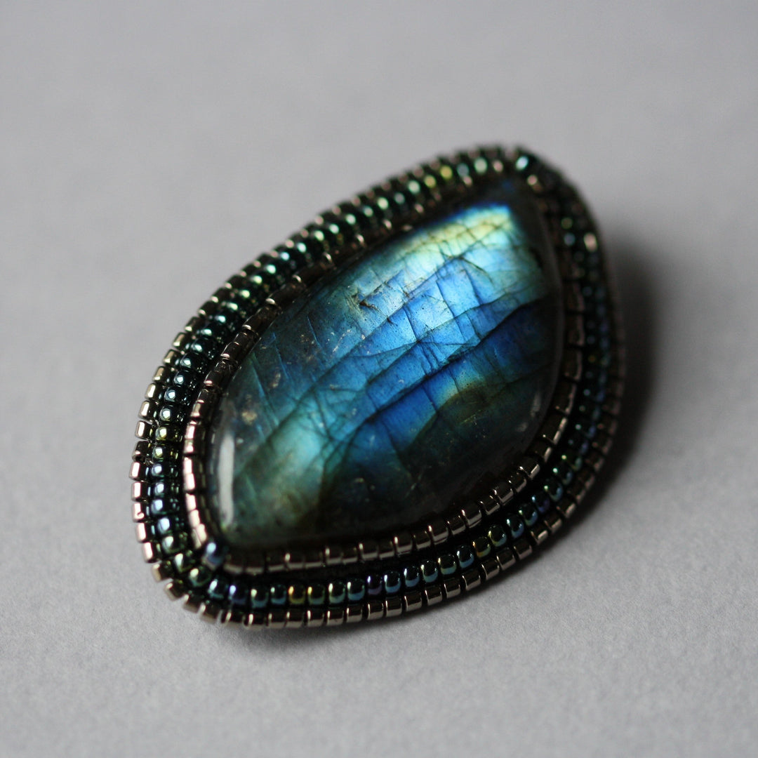 Broche brodée, labradorite