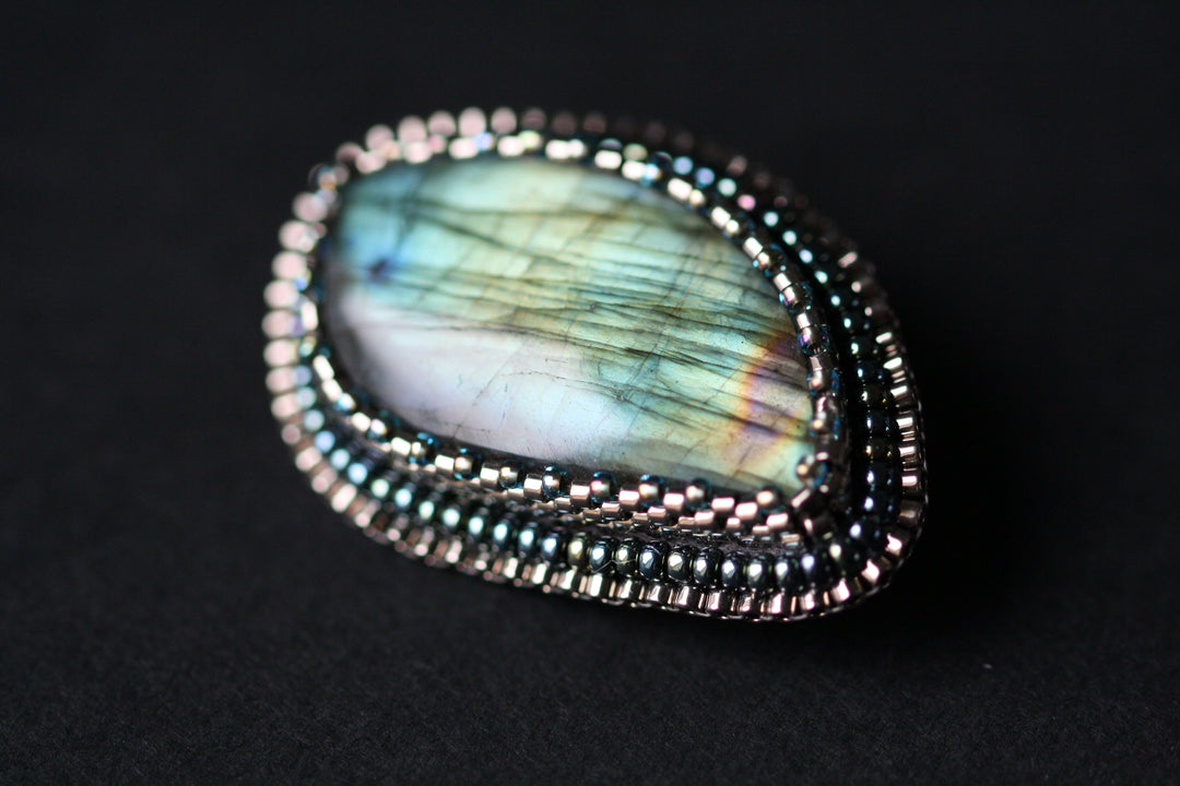 Broche brodée, labradorite