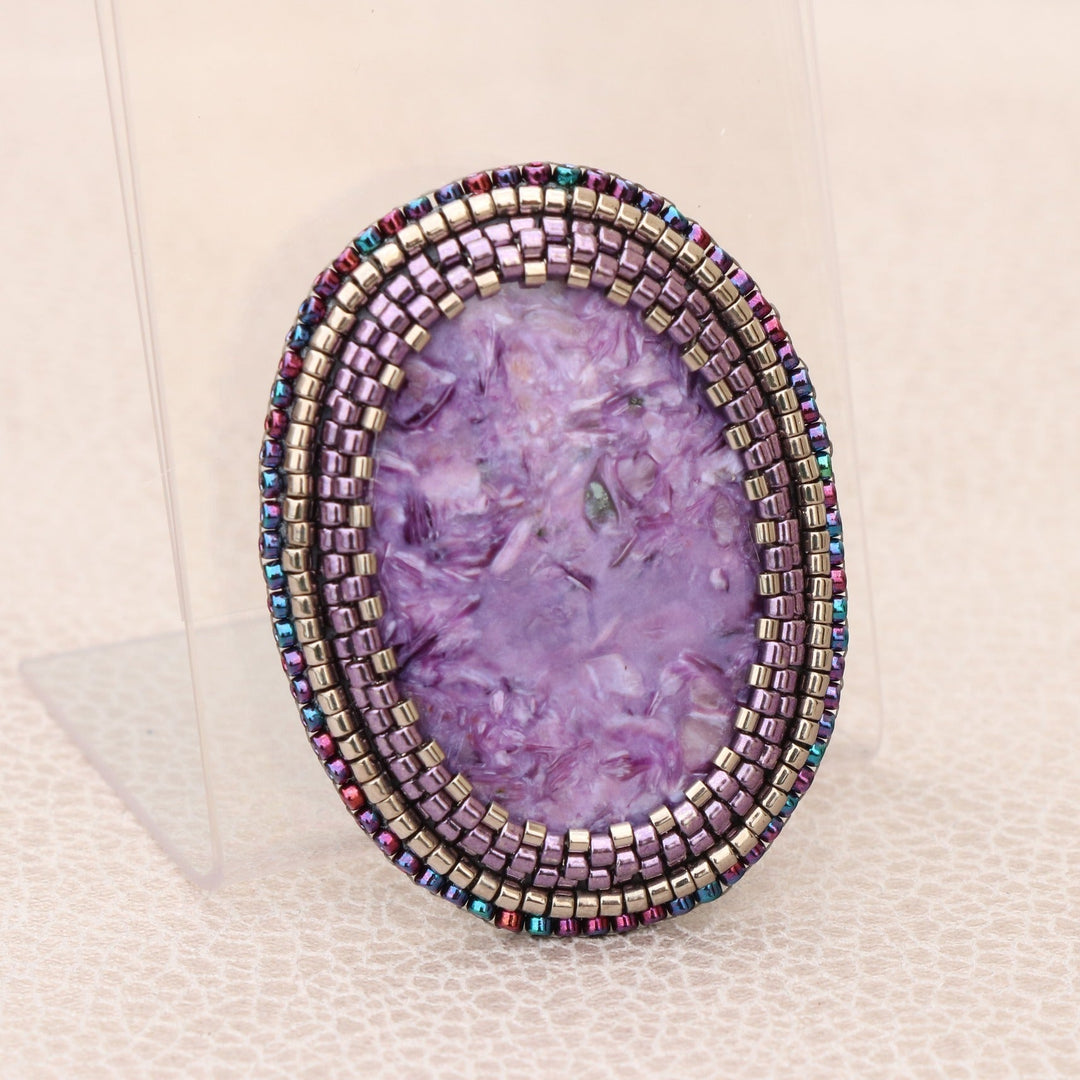 Broche brodée, charoite