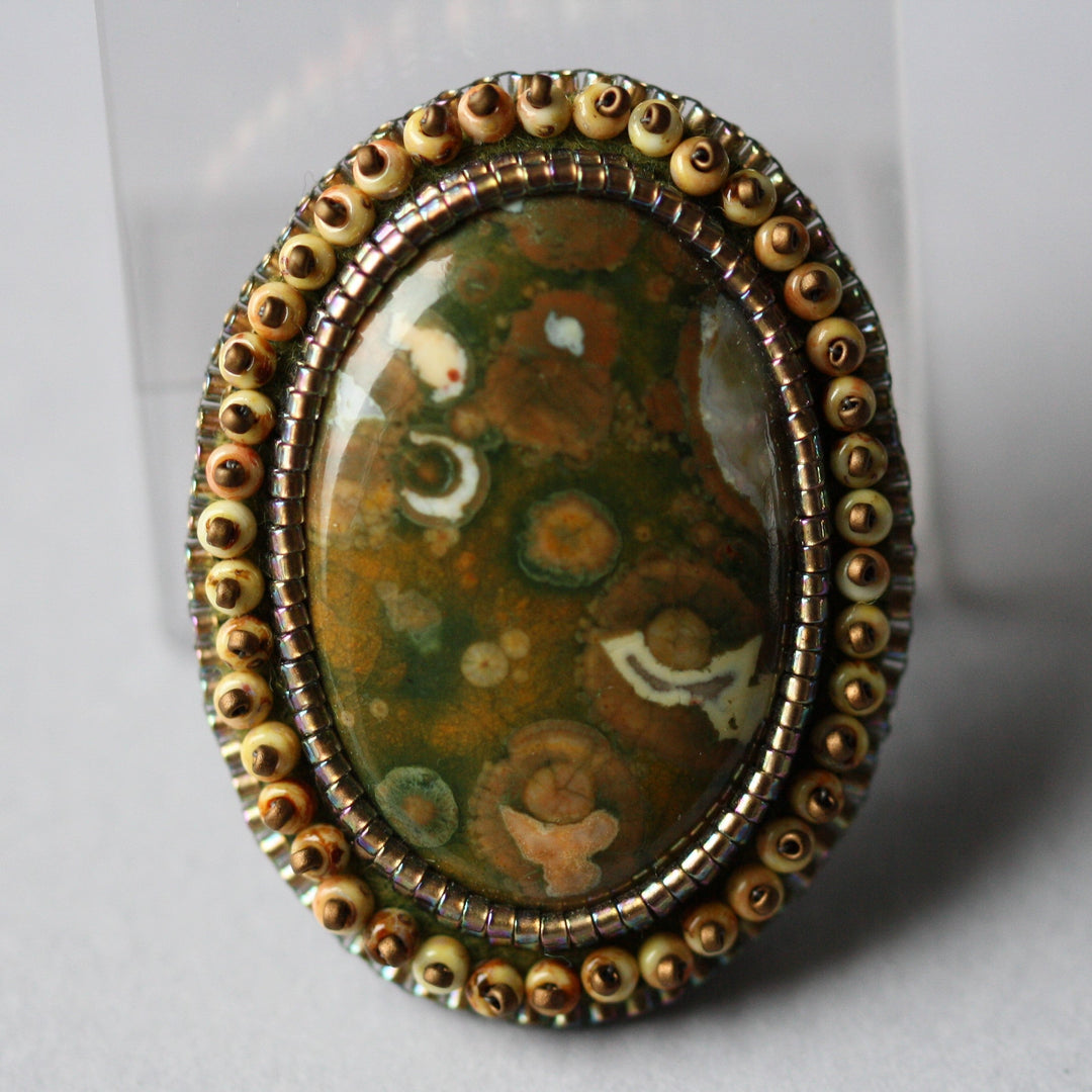 Broche brodée, rhyolite, vert/bronze