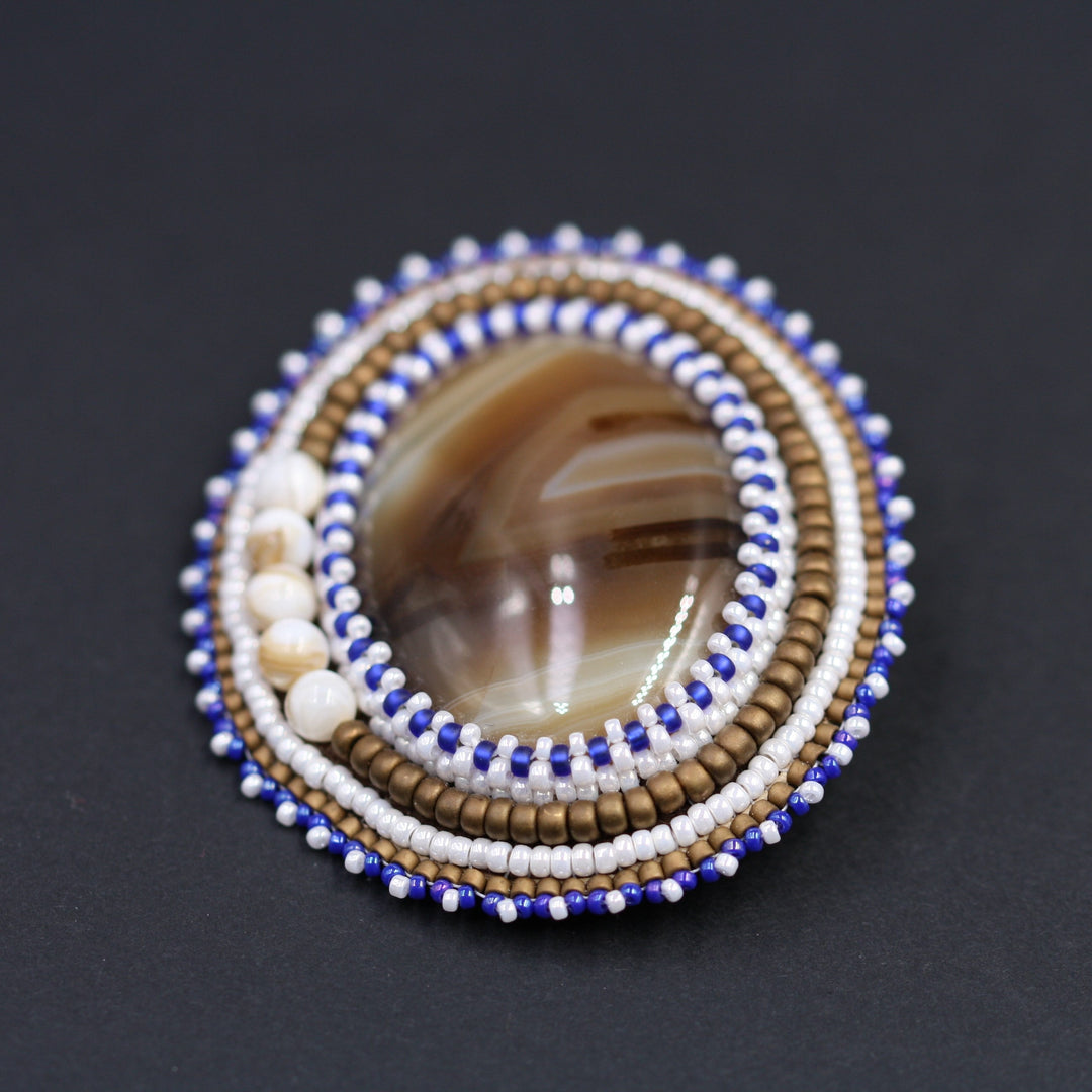 Broche brodée, agate, marron bleu
