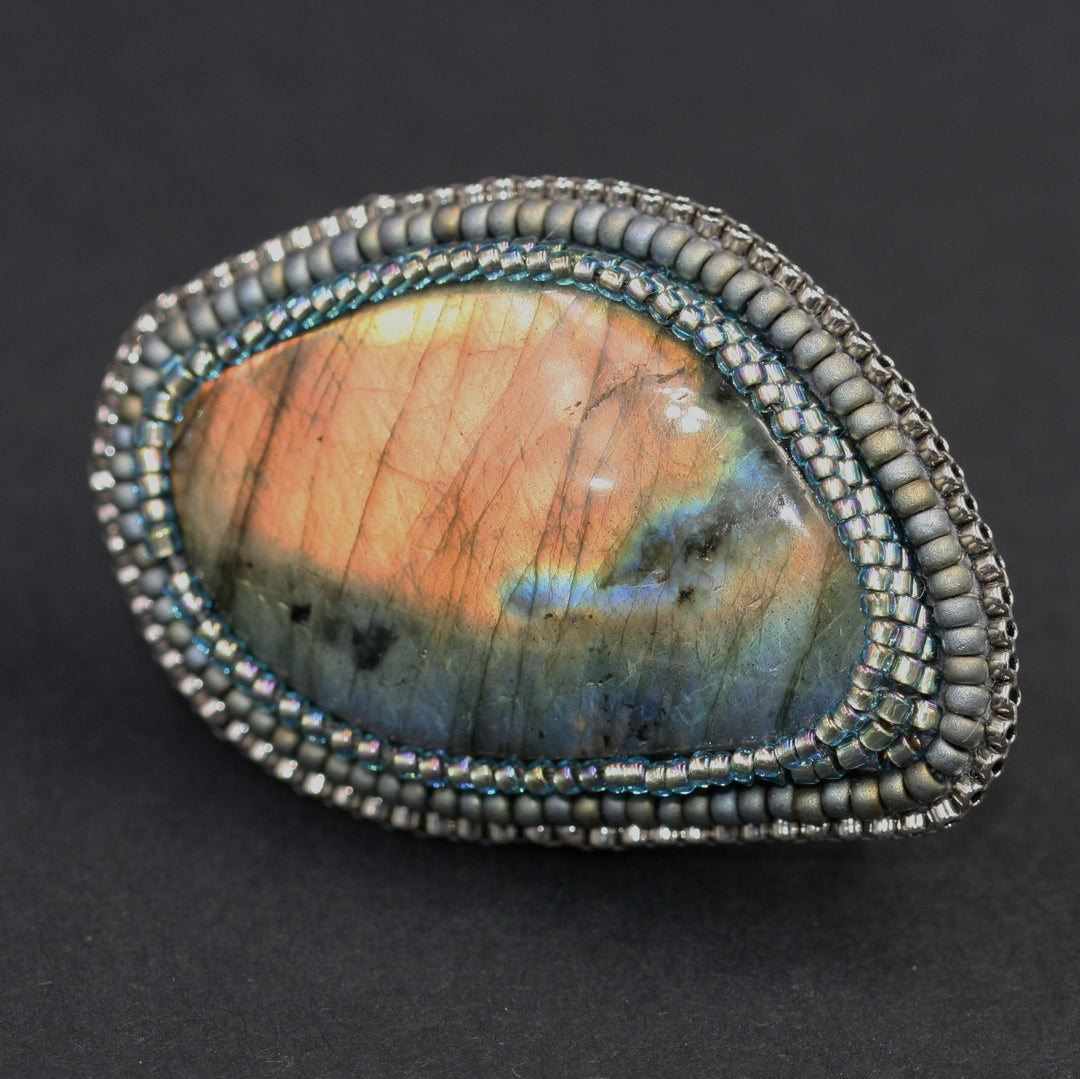 Broche brodée, labradorite