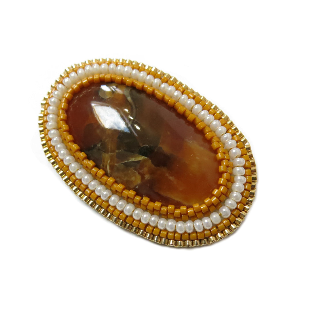 Broche brodée, simbirsite, caramel