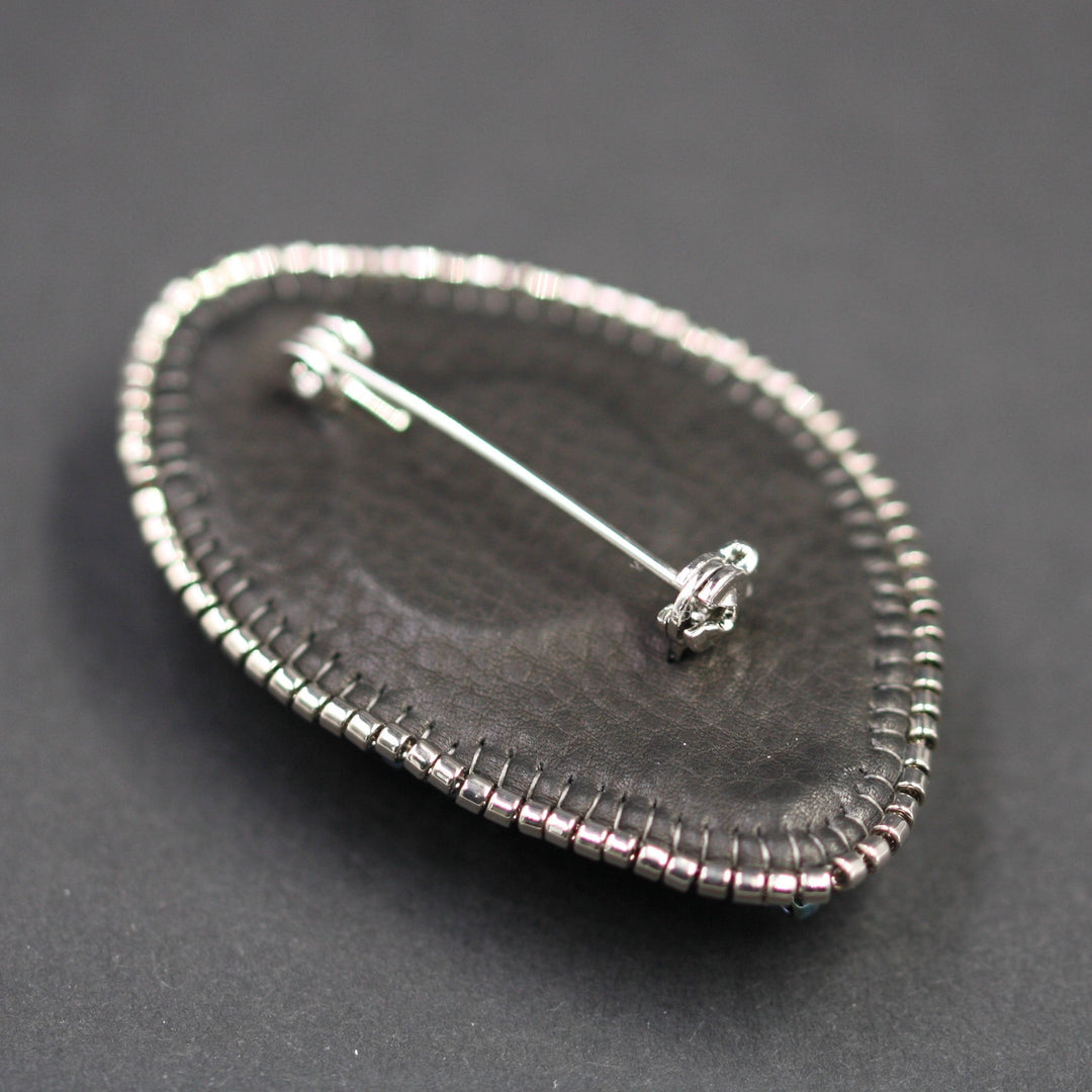 Broche brodée, labradorite