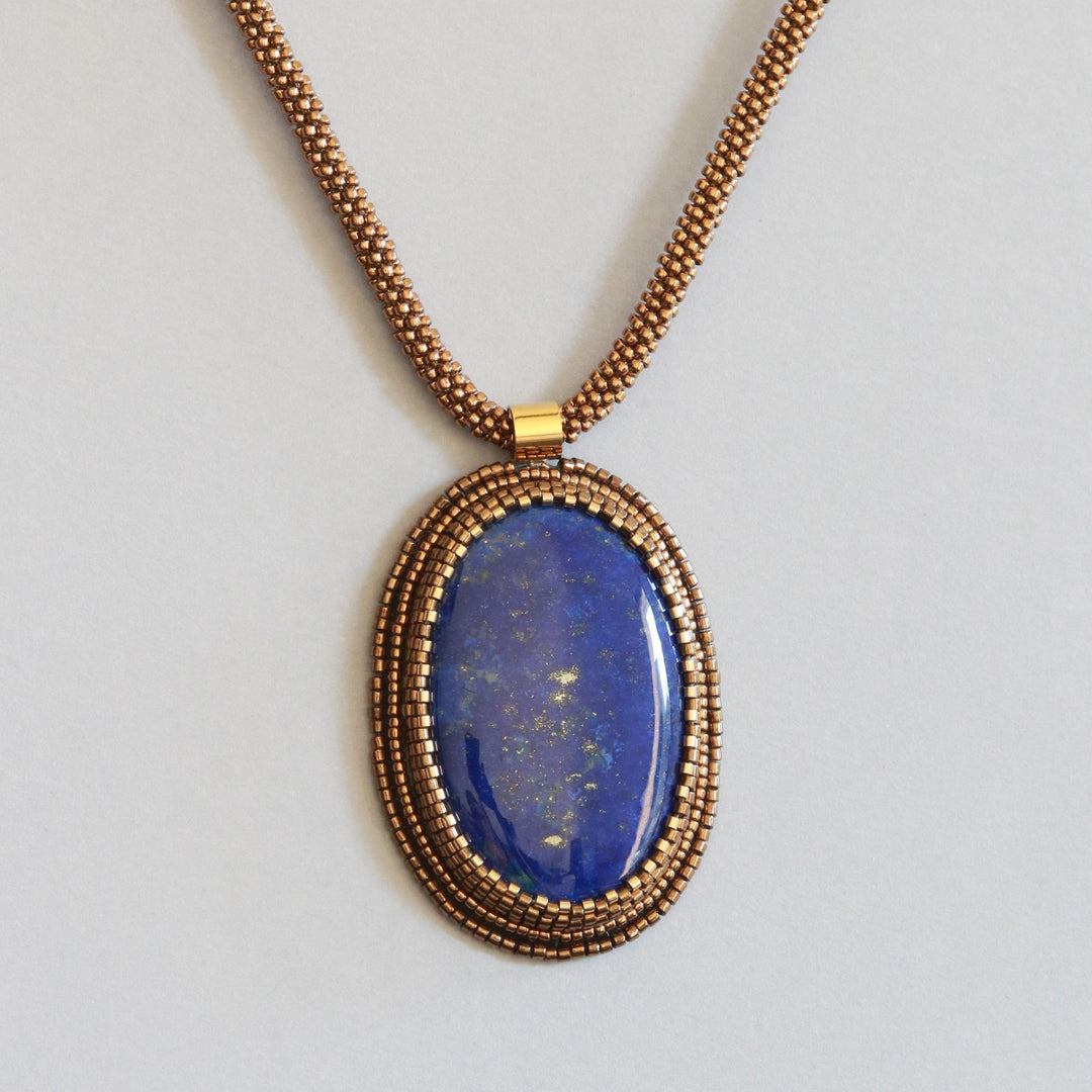 Bestickte Halskette mit Lapislazuli CLB8