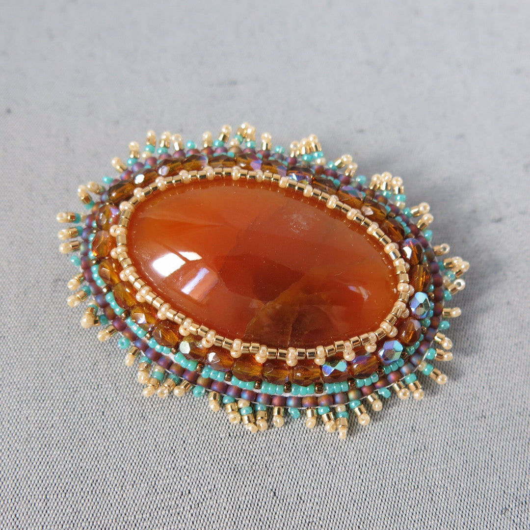 Broche brodée, simbirsite, caramel