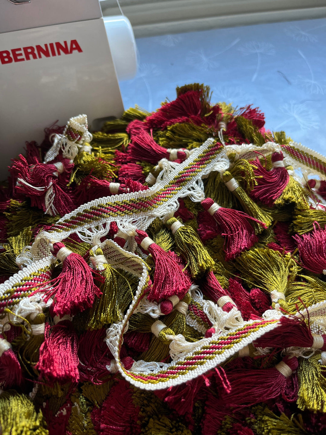 Galon passementerie vintage avec frange /  pompon, français, vendu au metre, 70 mètres disponible en 3 coupons, costume, rideaux, rouge vert
